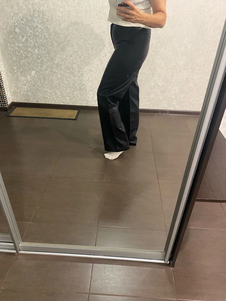 Хорошие брючки. В меру широкие. Есть пояс. Плотные. Приятные на ощупь и к телу. На осень самый то👍