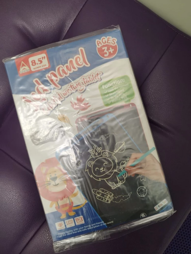 Получил планшет, понравилась хорошая упаковка, коробка целая, все отлично работает, у планшета есть кнопка блокировки с обратной стороны сначала подумал что брак по итогу был приятно удивлен рисунок не стирается, дети в восторге…😜😚😎