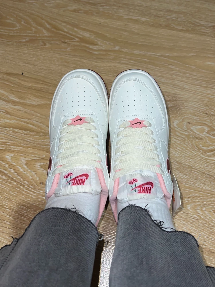 Кроссовки просто шикарные, я в восторге!
Удобные, очень комфортно в них ходить. Вживую выглядит гораздо красивее чем на фото🤩 Соответствует размеру. Рекомендую💯