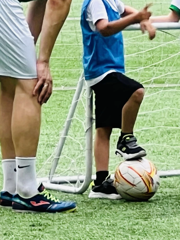 Классные кроссовки, брала сыну для футбола, без шнурков, с хорошей липучкой, что упрощает их самостоятельное одевание ребенком!