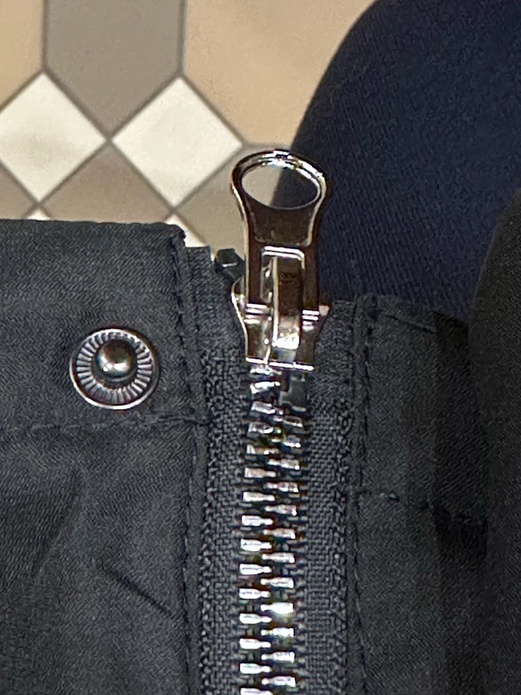 Неаккуратно вшита молния. Начала заедать после 3-х использований. Я