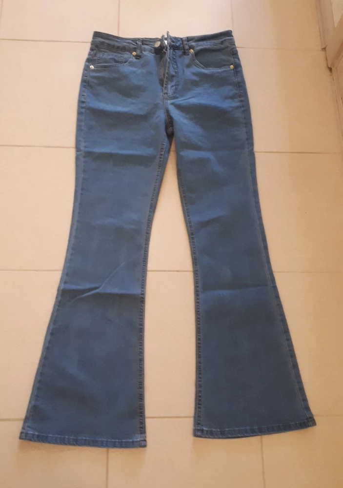 Отличные джинсы стрейч
В магазине 2999р. На сайте купила за 1890р.
Размер идёт в размер.
На рост 160 длинные. Буду подшивать.