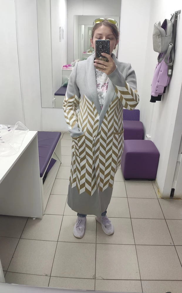 Блин, очень крутое по качеству пальто.  Такое плотное,не ожидала. Есть подплечники. Цвет такой ровный, красивый. Но во-первых оттопыривает верхняя кнопка. Во-вторых явно не хватает пояса.А в-третьих оооочень длинное пальто. На мой рост 160 с кепкой даже каблуки не помогут. Очень длинное,я расстроена. Почему обязательно до пяток шить пальто? Почему нет для обычных людей пальто??