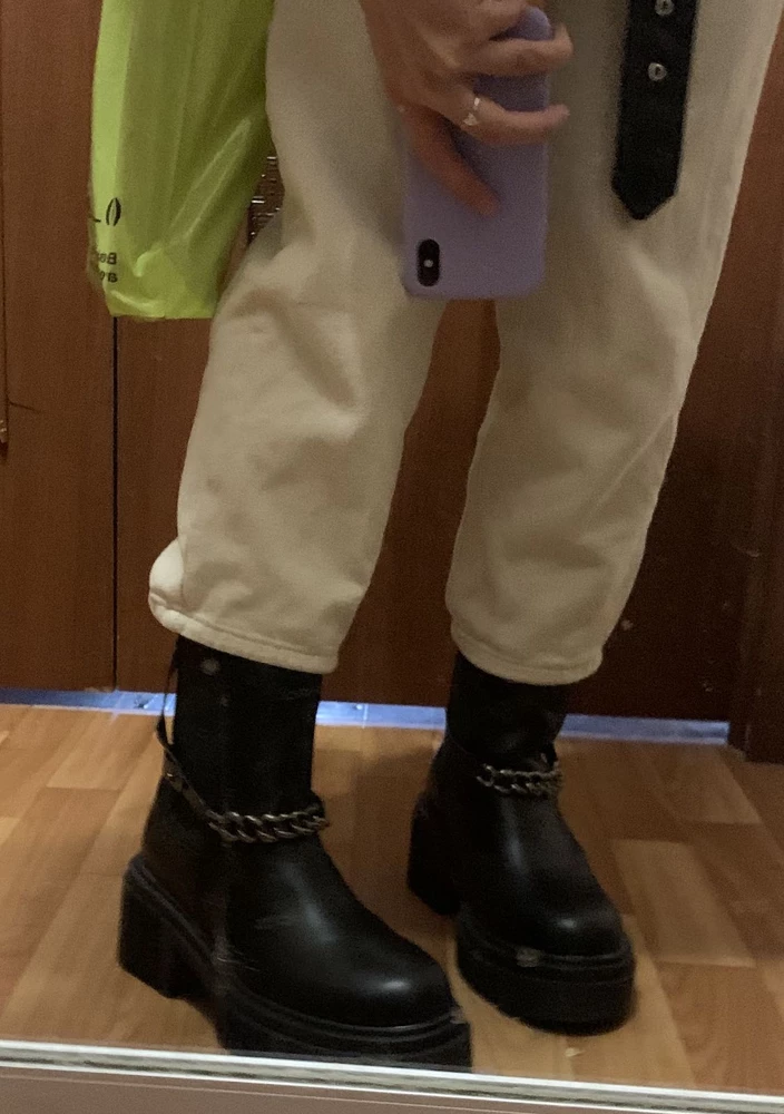 Из плюсов: Брала 36 размер, без затруднений надевается, на ноге сидит плотно. Швы ровные, нитки не торчат. Удобные, подошва массивная, но не тяжелая
Цепочка съемная. Достаточно теплые на позднюю осень, раннюю весну, зимой, думаю будет холодно.
Из минусов: Местами виден клей.
Заказывала два раза, первый раз пришел один ботинок - отказ. Второй раз сильно задержалась доставка. Что в целом испортило впечатление о покупке.