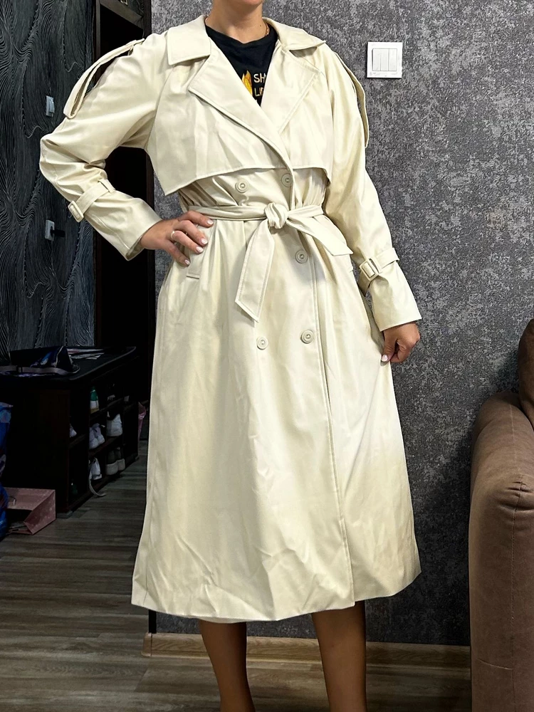 На рост 180 см, подошел идеально! Я думала это ткань, а оказалось эко, но не плох. Плечи на месте, талия, и длина идеально. Плоха что пояс короток.