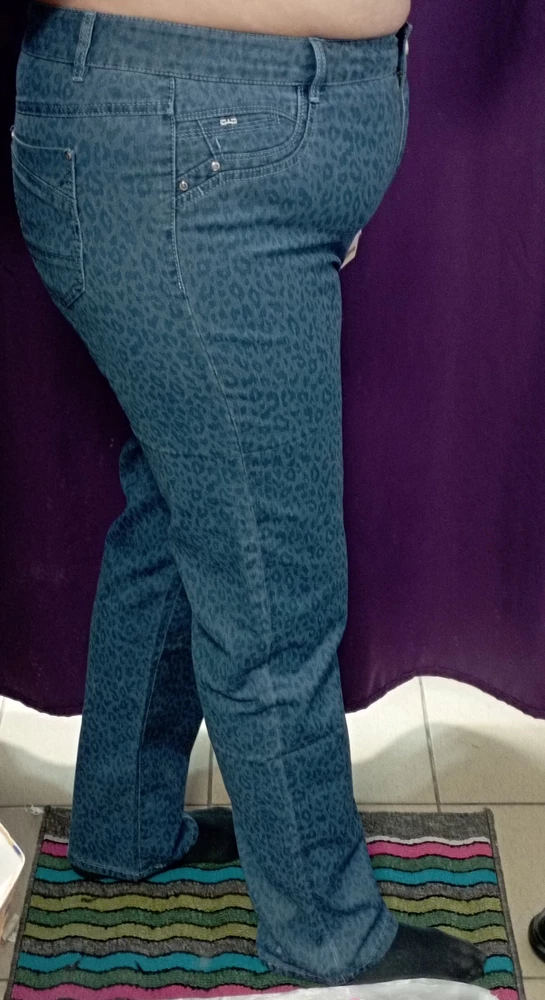 так выглядит 56 размер, рост 170, немного разочарована цветом - ждала нормальные синие джинсы, а получила леопардовые! хотя на фото из этой ткани только карман.. а так качество хорошее, рекомендую к покупке