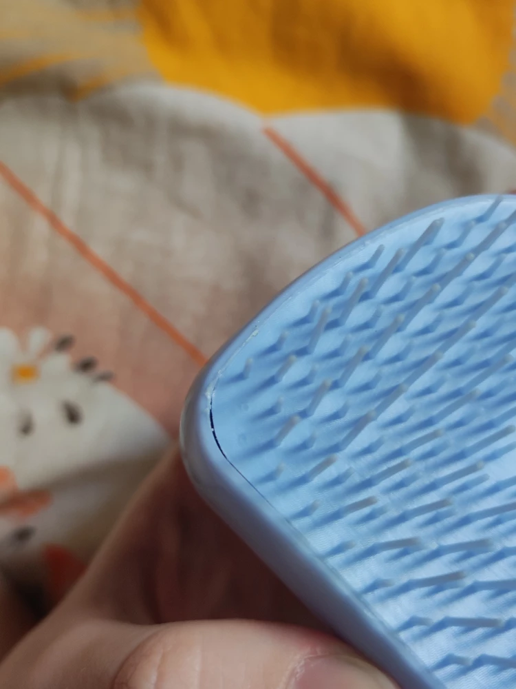 покупала чтобы носить в школу, за размер + очень компактная, удобно.
из минусов - несколько щетинок(?) оторвалось, а ещё по краям есть неровности с пластиком.
за свою цену вполне хорошо