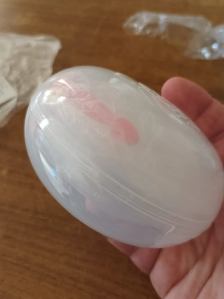 девочки добрый день, я заказываю уже 2 раз молокозборник. первый у меня был простой без закрывашки, вот эти взяла попробую. вообще хочу сказать я очень довольна даже теми которые не закрываются. для меня важно собрать молоко ночью. Да, было пару раз когда пробивалось, но вообще всегда собираю. я рекомендую купить, кого не раздражает ГВ и кто с любовью и желанием собирает для своего малыша молочко.