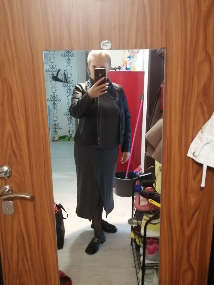 Заказала два цвета, серый и бежевый, серый по качеству превзошел бежевого, он более мягкий и нежный, бежевый какой то грубоватый. Пошит не плохо.