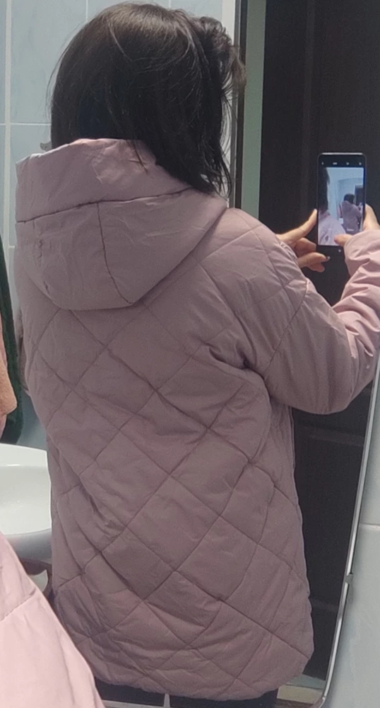 Хорошая теплая куртка, качественно выполнена и цвет лица освежает