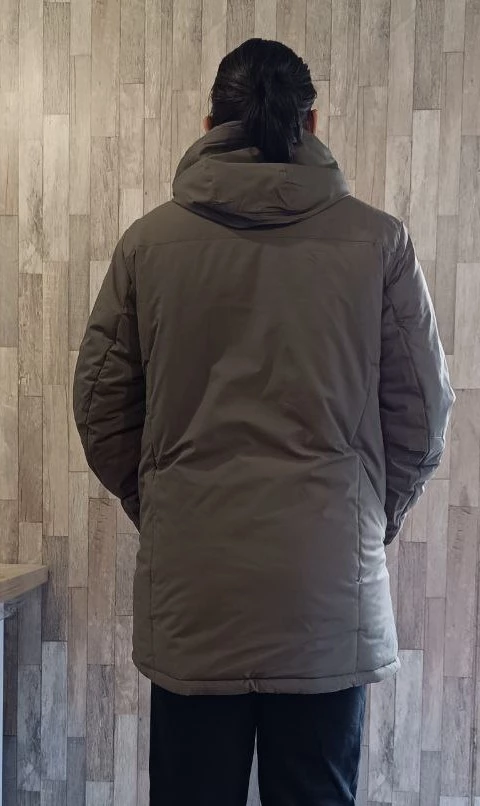Взял куртку решили либо мне либо сыну, кому подойдет размер, у него 54 размер, у меня 52, мне большая, ему подошло. Качество отличное, теплая, легкая. Капюшон снимается. Классная штука с измерением температурного режима. Рекомендую.