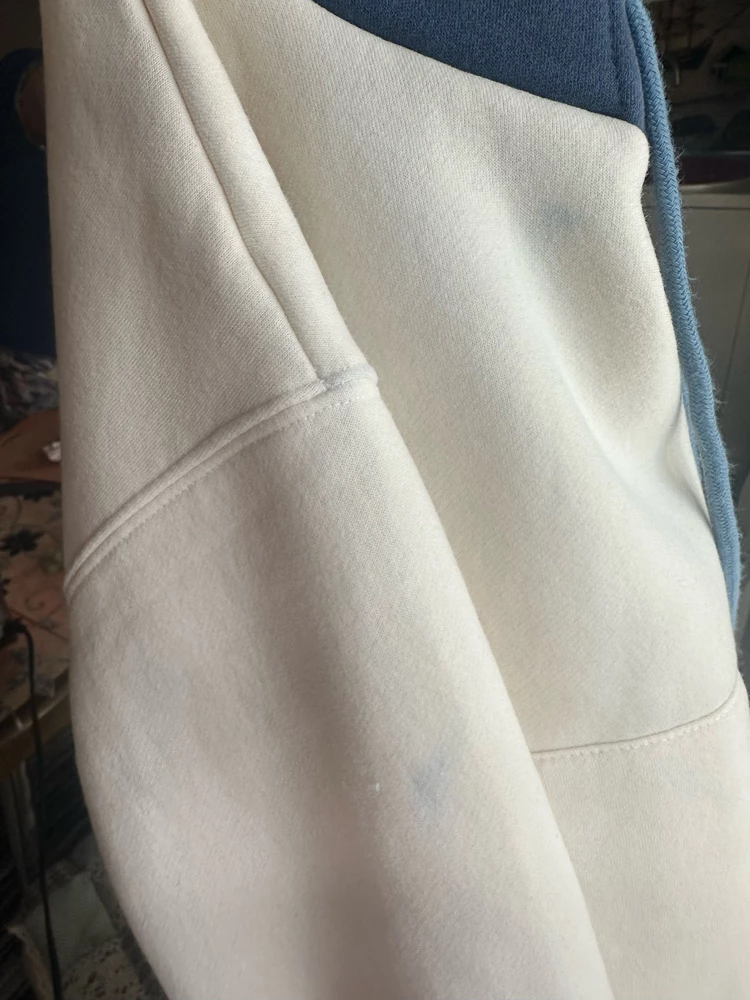 Качество кофты хорошее,но после первой стирки на белом появились синие пятна от капюшона😞 деликатная стирка на 30 градусов