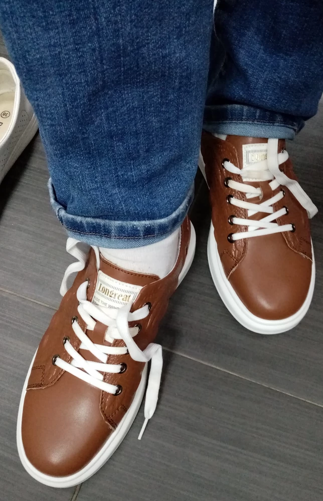 Симпатичные кеды, но не подошли по размеру. У меня стопа 24, 5, вроде 38 должен быть как раз, но большой палец упирается немного, думаю при ходьбе было бы дискомфортно. Поэтому отказ. Возможно, это только особенности моей стопы.