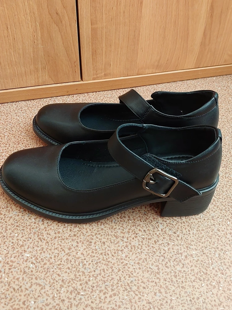 Самые замечательные туфли! Купила бордовые, потом чёрные. Жду ещё цветовую гамму))) очень удобные! Идут в размер.