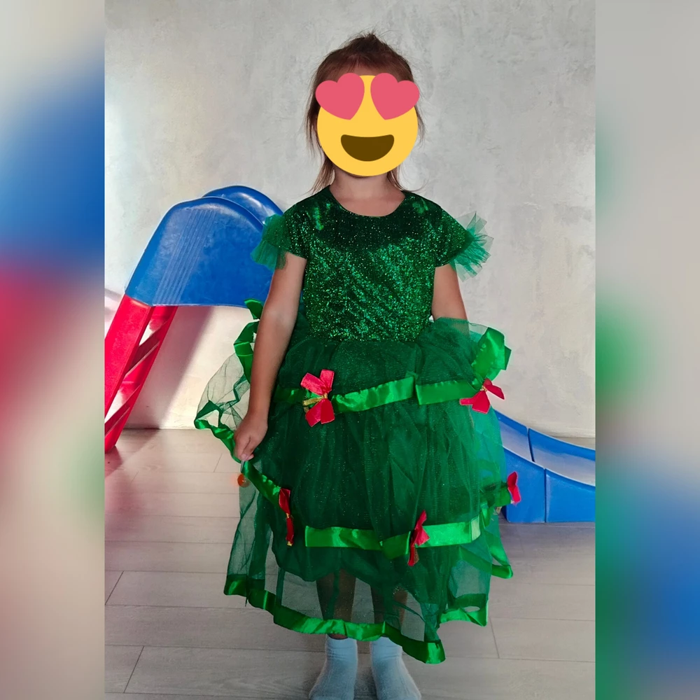 За такую стоимость отличное платье (покупала за 600 с копейками), нитки торчат конечно, но не критично, все поправимо, смотрится очень красиво, дочурка в восторге, не хотела снимать его. Платье отпарим и будет посто красота! Рекомендую, размеру соответствует, берите, пока не выросла цена к новому году!👍