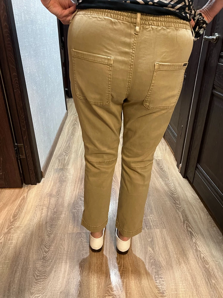 Заказала маме легкие летние брючки. Она в восторге. Приятная ткань, комфорт. Сели идеально. ОБ 104, ОТ 90, рост 164. Сзади на талии предусмотрена резинка. Качество на высоте. Удобные карманы. Приятный бежевый цвет. То, что мама хотела. Быстрая доставка. Спасибо продавцу