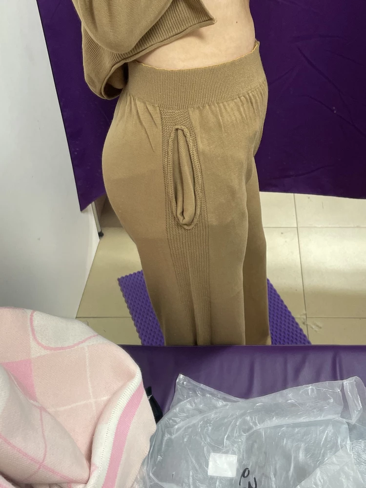 Кофта красивая,но штаны не внушают доверия🤷🏻‍♀️ карманы выглядят страшно,вещи приходят неотпаренные,из-за чего сидят как будто еще хуже. Резинка на штанах странная. На чем они будут держаться после стирки непонятно. Но для высоких людей задумка хорошая 👍🏻 штаны на 164см были длинными