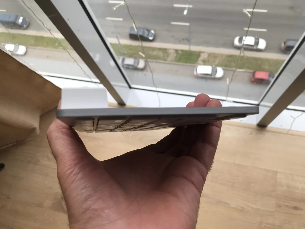 Клавиатура, лично на мой взгляд, великолепная. Запросто подключилась к MacBook Pro. Работаю с ней 10 дней, практически постоянно, лишь с перерывом на сон - ни одного отвала или другого трабла не было. В первый день мак требовал идентификации, теперь они сразу коннектятся при включении мака, надо только нажать на любую клавишу на клаве. Русская раскладка прекрасно включается и отключается. Все кнопки на месте. Если работали на макбуке, то искать где какая кнопка не придётся. Конечно, это не качество Apple, но своих денег клава однозначно стоит.  Если требуется плавность и беззвучное нажатие клавиш, то вэлкам к покупке оригинальной эппловской клавиатуры за 11-16 тысяч. Всем спасибо!