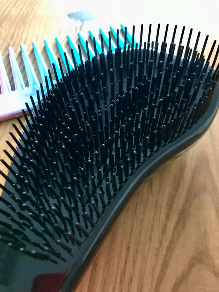 Мне красиво и приятно! Долго пользовалась и пользуюсь знаменитыми tangle teezer. И эта красивая расческа с зубчиками вполне себе на уровне, да, другая, и тем не менее хорошая, качественная. 
Нравится, что такие расчески легко мыть и они всегда чистые, быстро сохнут. Оптимальный размер. 
Гребень у меня используется для ухода за кудрявыми волосами дочки. Мне им удобно маску в душе распределять. 
Цена очень приятная! Также продавец положил в подарок симпатичные серёжки. 
Рекомендую.