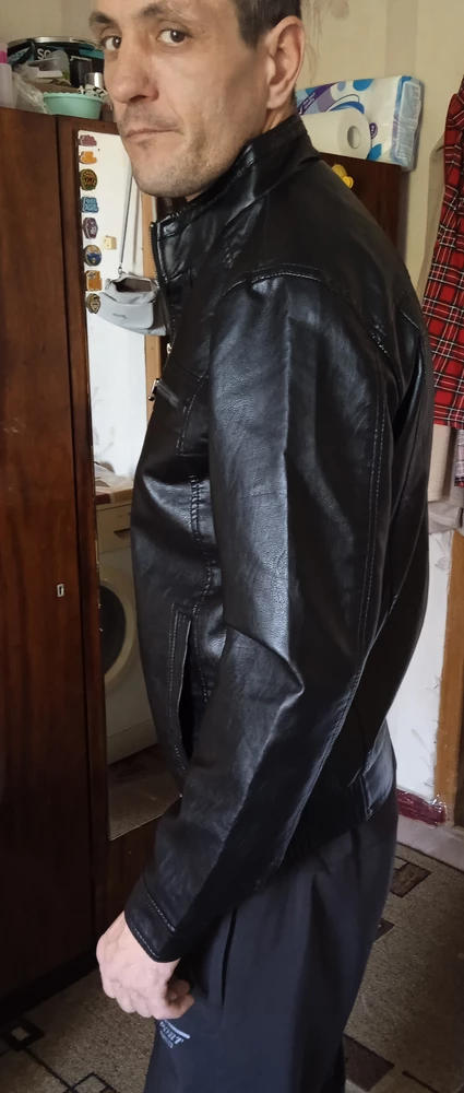 Моему мужу очень понравилась куртка, по размеру, спасибо продавцу👍👍👍