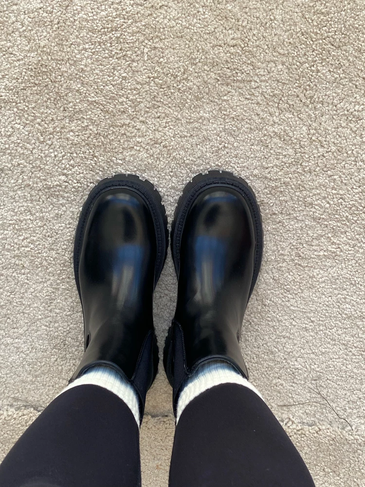 Ботинки-мастхэв на все случае жизни! 
В жизни еще круче. Одела и хожу в них по дому 😍 Одни ботинки и можно с любой одеждой сочетать, что платья, что лосины, что спортивные штаны! У меня размер 37,5, заказала 38. Спасибо за подарочек, я счастлива ❤️