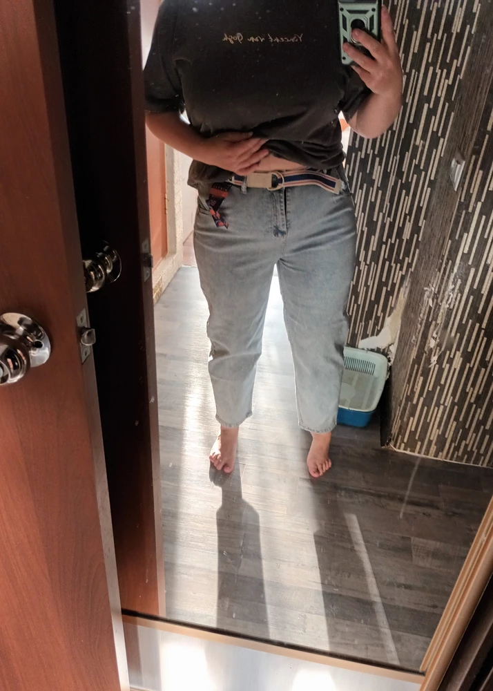 Мне прислали такие же как на фото джинсы. У них еще пояс в комплекте. Тонкие стрейч но мне понравились, рекомендую к покупке.