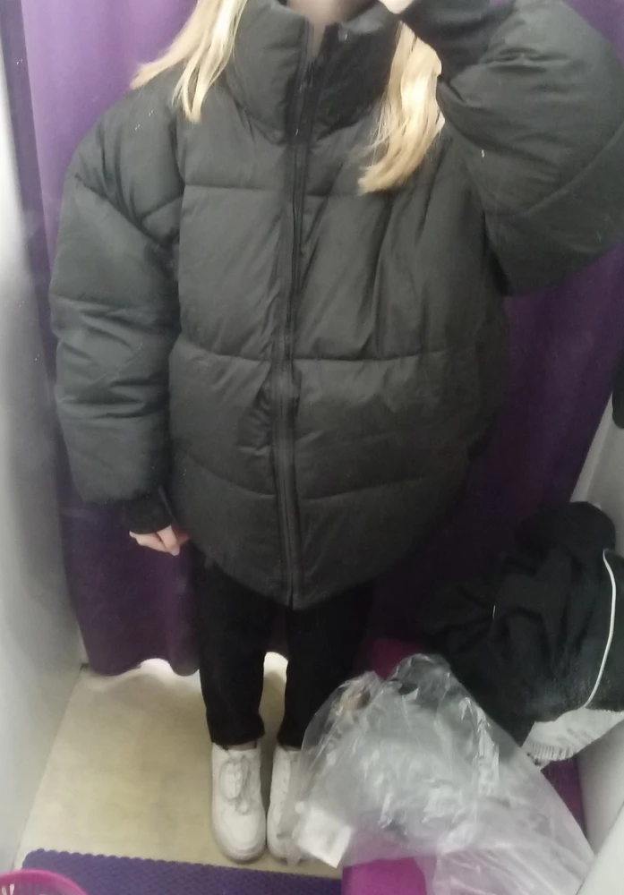 Брала самый маленький размер на рост 160. Очень широкая в плечах, ну в общем большая,на каких вы слонов эти куртки делаете? ну а так качество нормально, но размер..