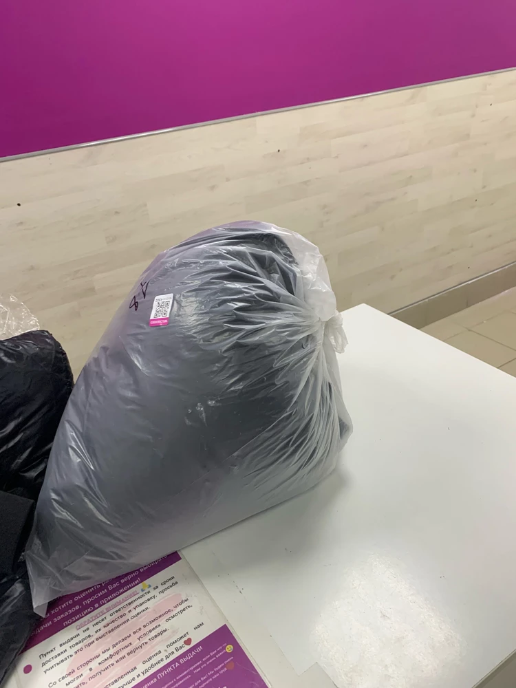 Пришла в таком пакете, как-будто мусор вынесли. Решила всё-таки померять, куртка сама хорошая, удобная, очень теплая, НО вся грязная, поэтому отказалась😤