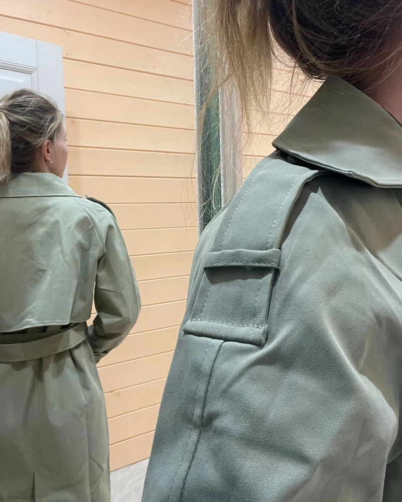 Тренч конечно шикарный. Смотрится очень достойно, модный. Швы ровные. Карманы глубокие. Материал очень приятный к телу. Длинный как я и хотела, чтоб не продувал ветер. Материал с пропиткой от дождя. Упакован в удобный пакет с ручкой. Покупкой довольна. Всем советую