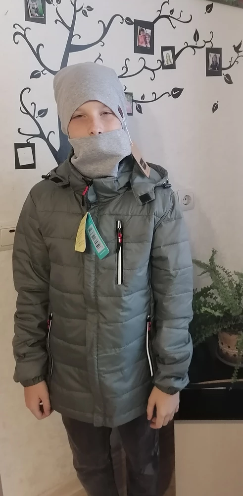 Очень хорошая куртка, для Дальневосточного сентября самое то, после ветровки. Сыну понравилась, сидит аккуратно и смотрится стильно. На рост 145 подошёл размер 42 идеально!!!!