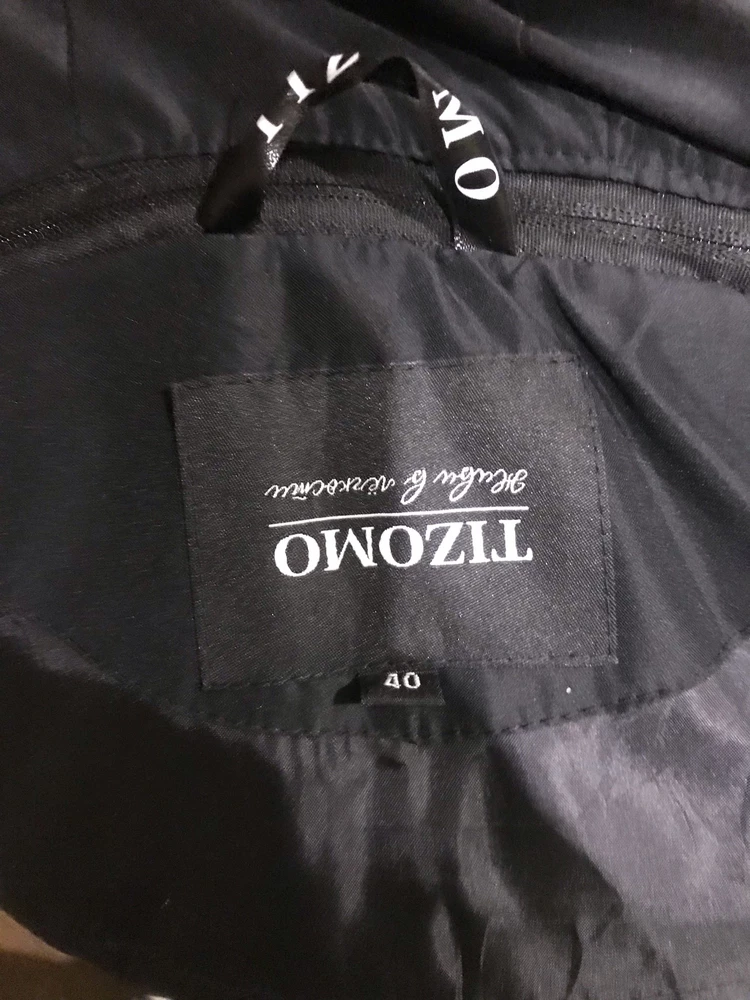 Куртка покупалась дочери 11 лет. Ей понравился фасон. Легкая, тонкая, на тёплую осень. Так как куртка оверсайз, можно толстовку под неё надеть. Ощущение кустарной работы- не хватает отделочных строчек, лейбла пришита вверх тормашками. Поэтому сняла одну звезду.