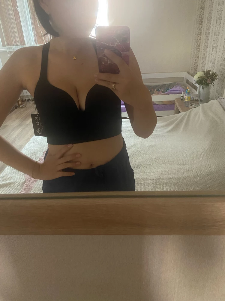 найден идеальный топ😍 отлично поддерживает грудь, плотный, удобный! Нигде не просвечивает! Думаю буду носить и под одеждой и с пиджаком классно будет выглядеть. Одним слов универсальная вещь! На свой 42-44 взяла размер L, топ сел отлично