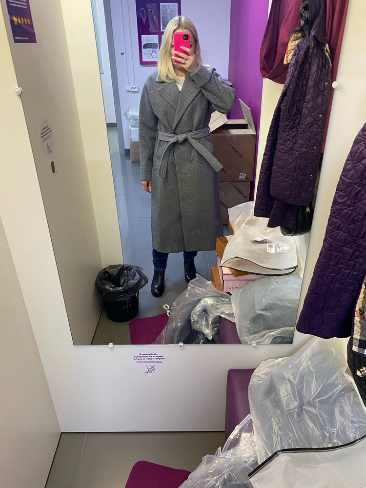Пальто хорошее по качеству, мне понравилось и как сидит на мне, удобное, движения не сковывает, но один момент что пояс отличается по цвету из-за этого отказ, заказала другое в этом же цвете, посмотрим что придет, надеюсь что не брак во всей партии этого цвета.
Заказывала серое М размер на  мой 42-44, рост 158 см.
