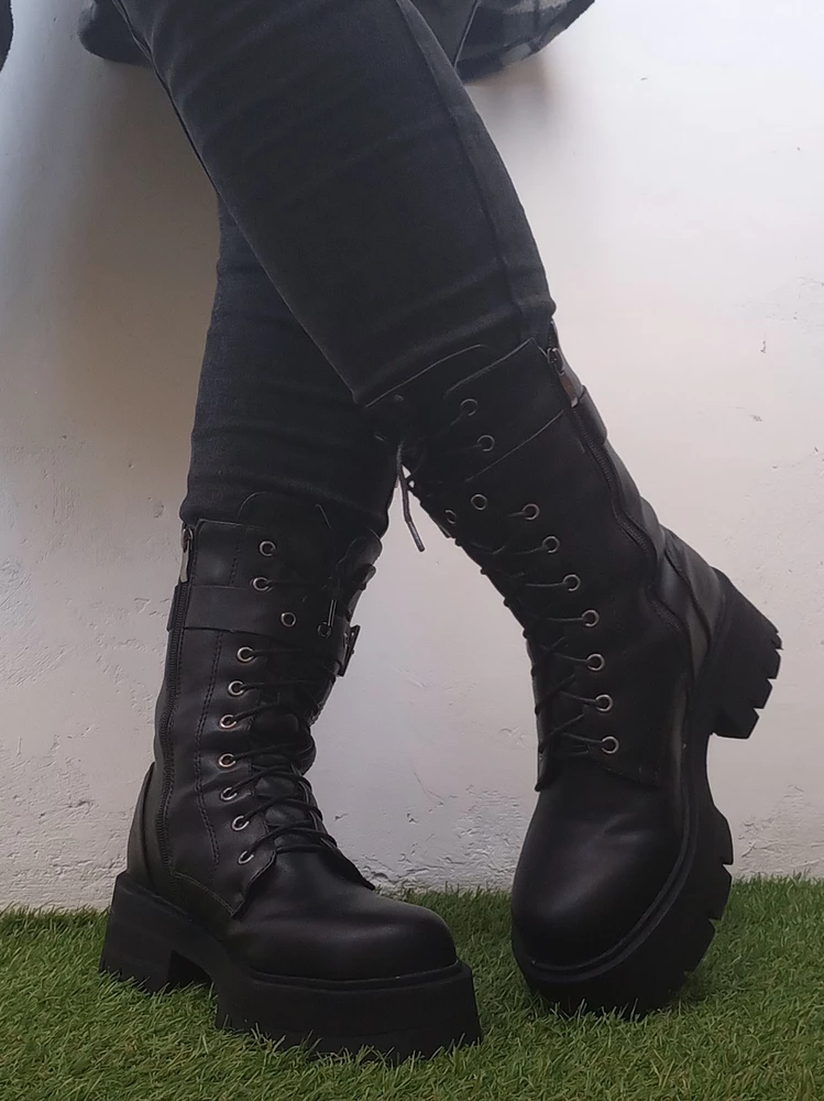 Пришла не та модель, но тоже неплохо.
Очень тёплые, самое то на зиму. Швы не торчат и с молнией нет проблем, разве что маленькой металлической детальки не хватает и я думала что шнурки будут крупнее, но ничего страшного.
В целом довольна.