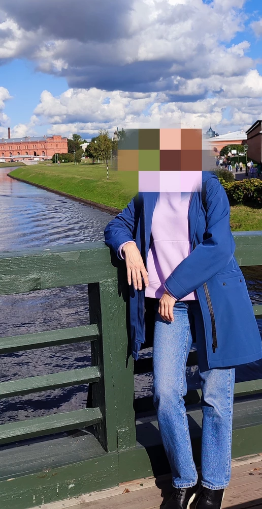 Браа куртку на отпуск, в дождливый Питер. Проверку дождем прошла отлично. Но! Написала продавцу уже два вопроса с тем, где взять фурнитуру, а именно клепку. На куртке отлетела на второй день носки, без особых усилий с моей стороны. Выглядит это дело некрасиво, неопрятно,одевать и выходить в таком виде мне не приятно. Ответа от продавца нет. Честно, такого от Минидино не ожидала, тк часто беру вещи для ребенка и по качеству всегда все было хорошо. Здесь же явно дешевая и/или некачественая фурнитура.