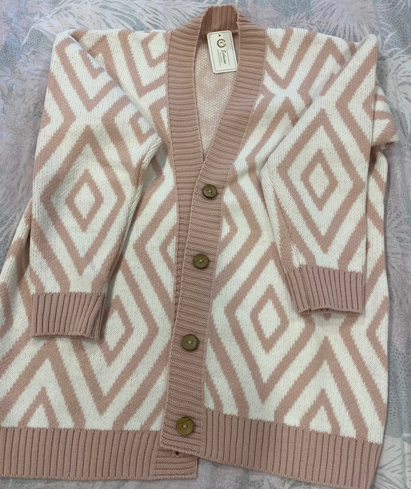 Большое спасибо за товар.Очень качественная вещь 👍
Так приятно ,когда есть возможность удаленно заказать реально классное изделие.Все швы выполнены идеально.Кардиган мягкий и приятный к телу .