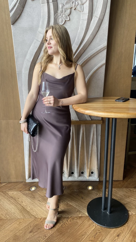 Отлично село, качественно прошито, выбирала из 7 вариантов, остановилась на этом. Очень приятная к телу ткань.
Из недостатков: пластиковая фурнитура на лямках, треснула при первой носке, не знаю сколько продержится, в целом можно поменять на другую. Также любое пятно, даже просто вода будут очень заметны и после высыхания остаются разводы.. Своих денег стоит