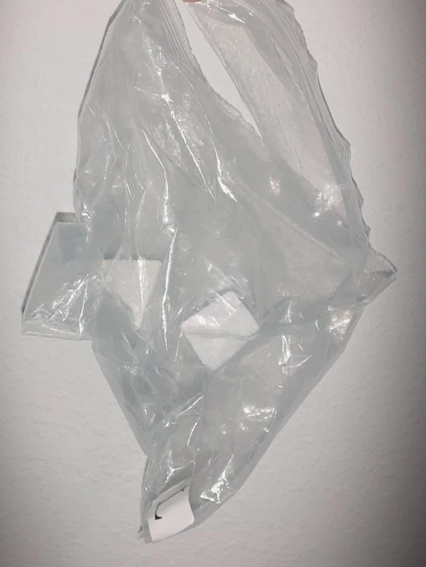 Покупали тете для бассейна. К качеству пока претензий нет, а вот к доставке есть. Прислали вот в таком рваненьком пакетике! Это очень неприятно.😔 Даже была мысль отказаться от товара. В будущем так и сделаем, если подобное повторится. 
Маломерит. Подобрали размер со второй попытки (у тети 46 размер). Пишите на какую длину тела рассчитано в таблице размеров.