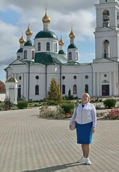 Белоснежно-белые кроссовки порадовали и согрели на сентябрьских экскурсиях.
Кроссовки стильные, модные, мягкие, с кожаными шнурками. Ходить в них комфортно. Ноги не потеют, можно долго ходить и не устанешь.
Подходят как под брюки, так и под платье.
Упакованы были в картонную коробку и отдельный мешочек для обучи с завязками. Бонусом подарок - пара носочков.
Спасибо производителю и поставщику!
К покупке рекомендую!