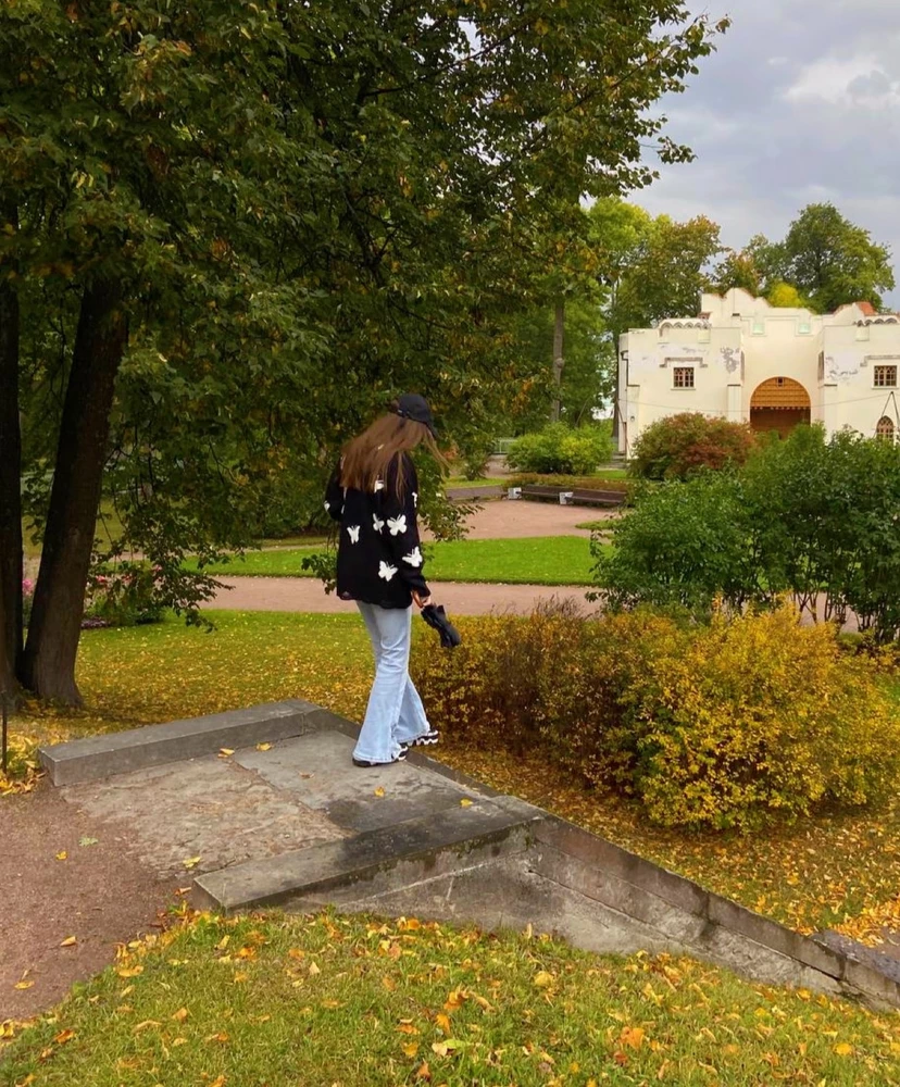 Свитер суперский, жаль конечно что маечка белая в комплект не входит. Состав 100% акрил, соответственно греть он сильно не будет