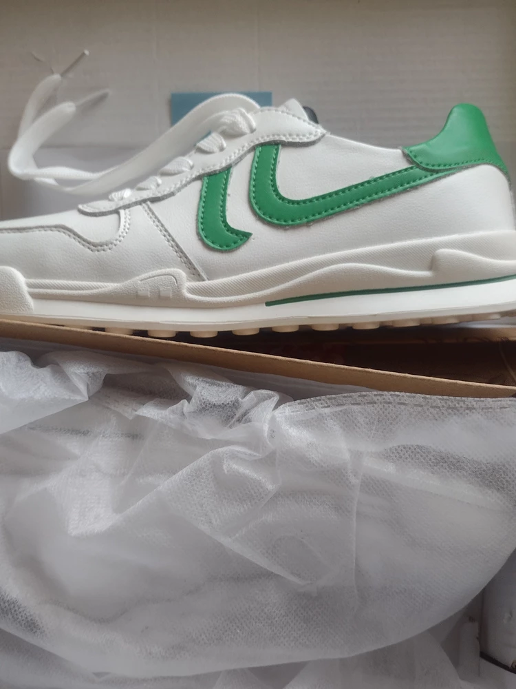 Отличные кроссовки, лёгкие и удобные,нигде не натирают и не жмут, в размер,ношу 39,их и заказала,да и кстати,упакованы были отлично,каждый кроссовок в мешочке,и коробка,как только из магазина