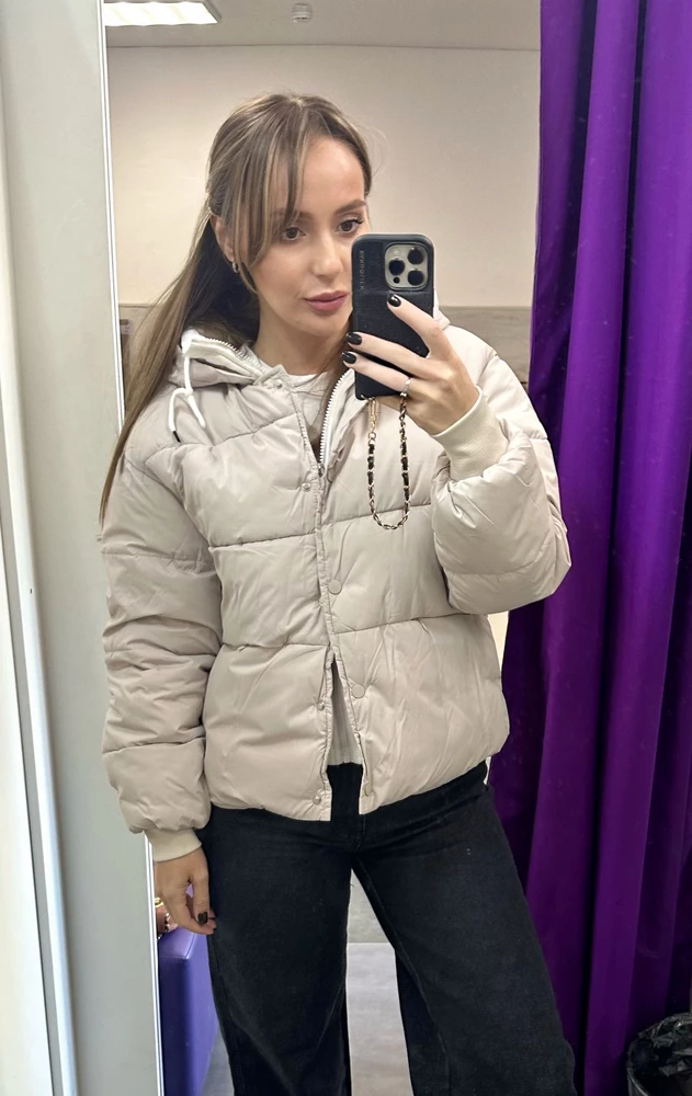 Редко такое бывает на маркетплэйсах, но куртка пришла в идеале и села чётко по фигуре! Теплая, уютно в ней… очень стильно смотрится! Упаковка достойная. Спасибо продавцу