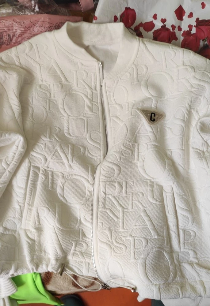 Первый бомбер пришел с браком пришлось оформлять заявку на брак заявка была одобрена в течении 1 дня деньги вернулись на второй день проблем не было за это спасибо бомбер очень понравился пришлось перезаказывать цвет не белый а молочный достаточно теплый смотрится стильно мне понравился