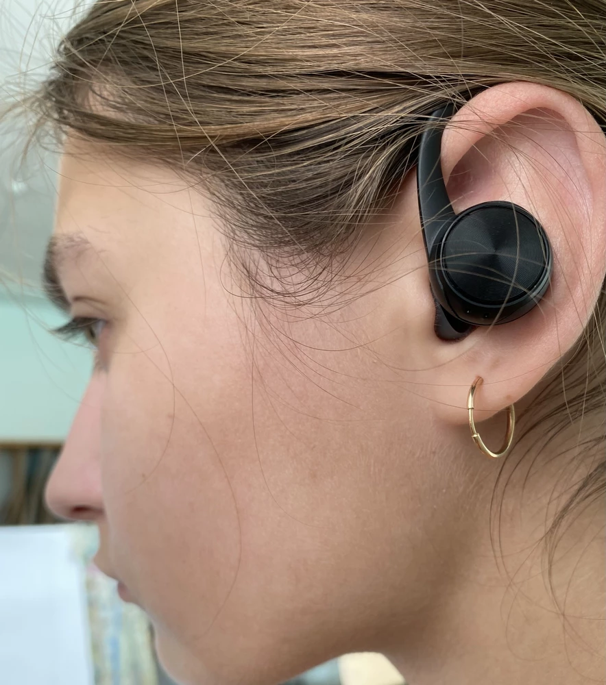 Купила 28 октября 22 года, пользуюсь до сих пор, отличные, звук хороший, стоят своих денег, на ухе держатся хорошо, не падают, не утяжеляют(уши не болят)