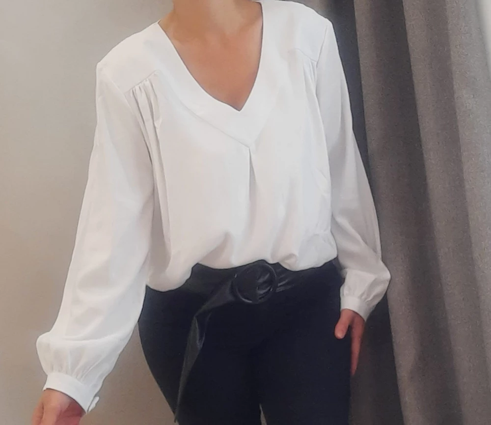 Ооочень мне понравилась! Фасон новый, не избитый, смотрится дорого. Качество на высоте!  Материал прияный, мягкий, плотный, натуральный. В офис идеально будет, не жарко и не холодно. Скрывает всё что нужно скрыть, подчёркивает достоинства)