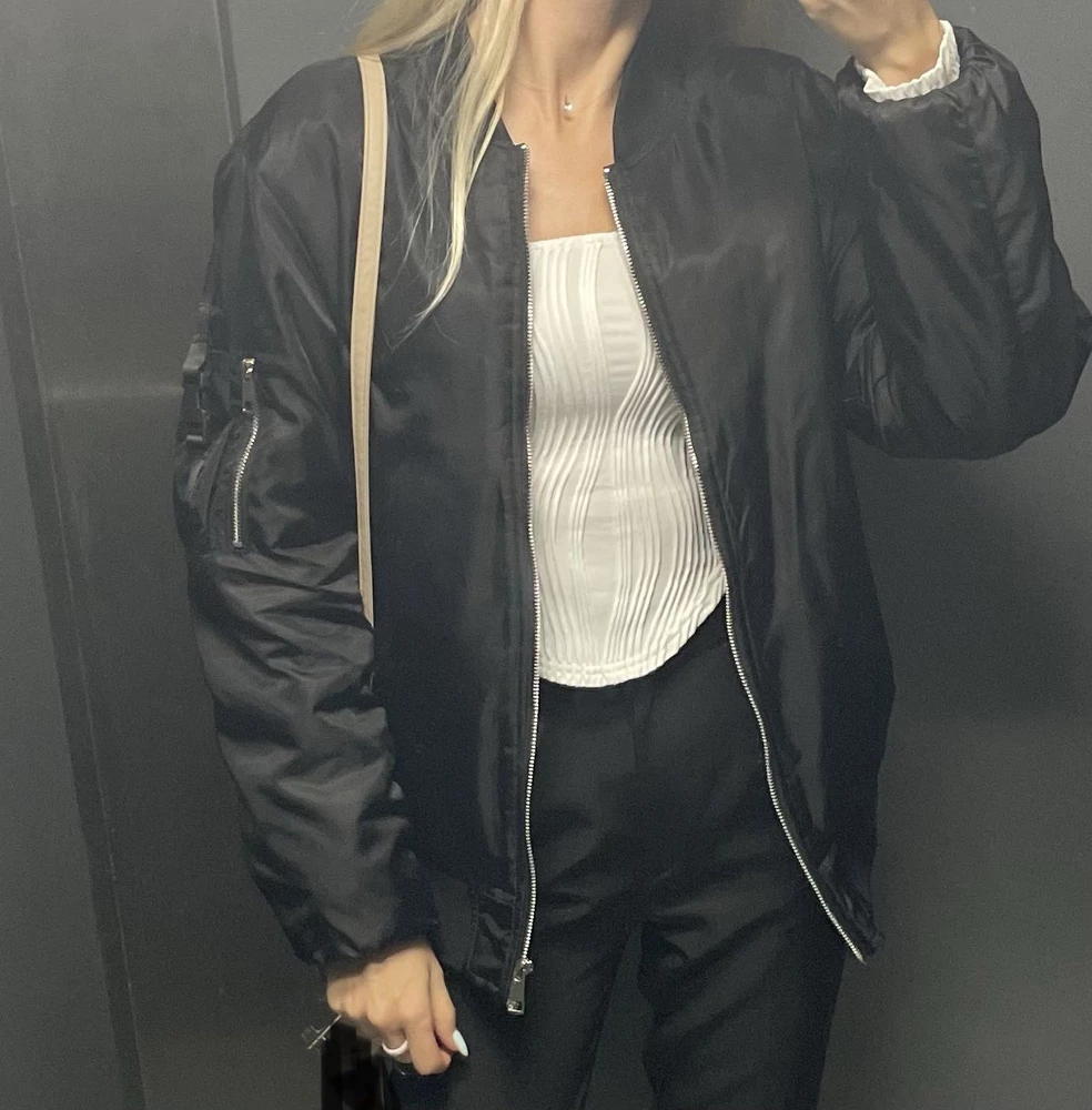 Куртка мужская, но мне понравилась))) рукава длинные, но если завернуть резинки во внутрь, то все прекрасно и плечи не топорщатся. На рост 164 смотрится как на фото) выбирала из 5 разных моделей разных фирм, эта больше всего понравилась, осенью спокойно можно носить 🔥другие были то слишком тонкие, то слишком толстые, короткие и не очень качественные.