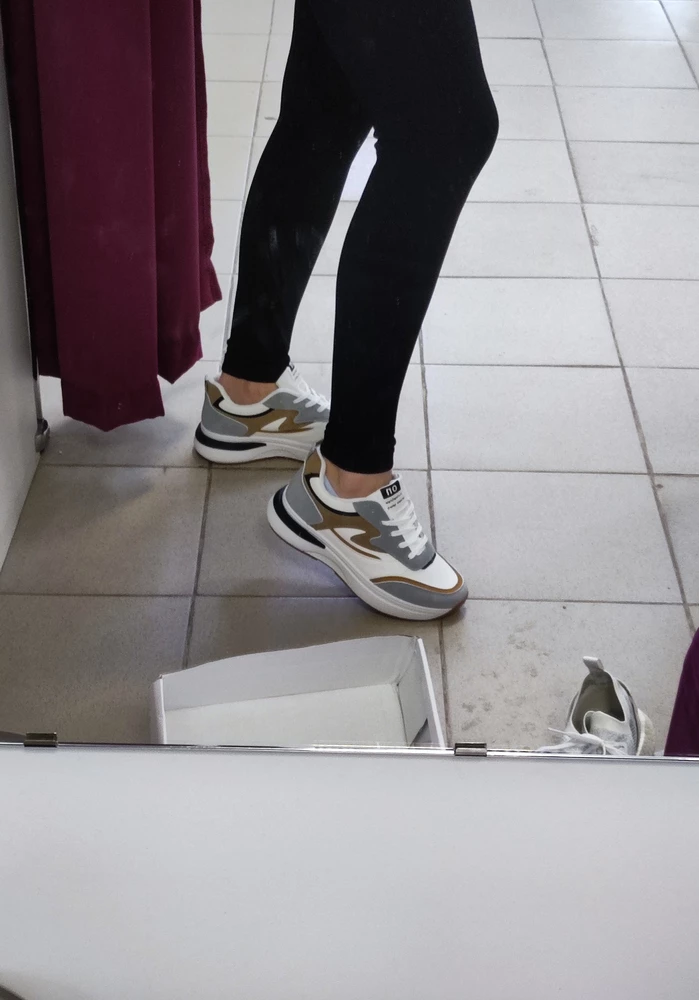 Довольно легкие . На ноге смотрятся хорошо. За такую цену вообще огонь!