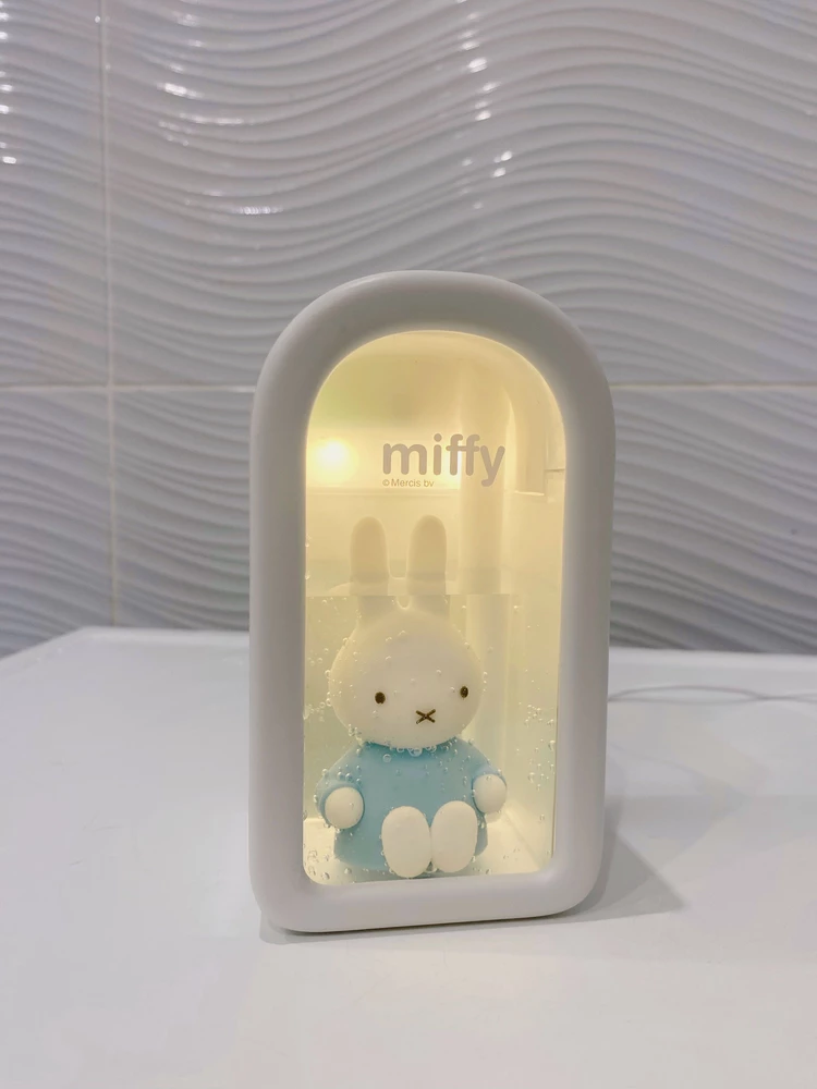 Это прелестно! Обожаю Miffy. Для тех, кто не сразу разберётся, как включить пар (как я). Налейте воды и подождите какое-то время, фильтр должен намокнуть. Чтобы включить свет — зажмите кнопку сзади на 3 сек. Как свет зажжется, нажмите кнопку еще раз, чтобы пошел пар 🤍🫧