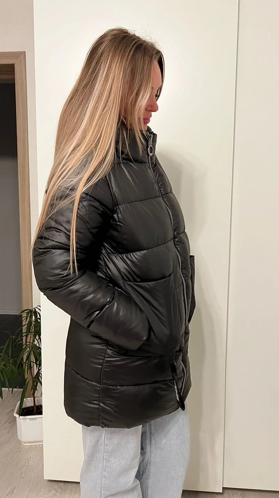 Классная куртка, подойдет даже на теплую зиму.  Качественная фурнитура. Куртка приятная на ощупь, не тяжелая. Длина комфортная.
