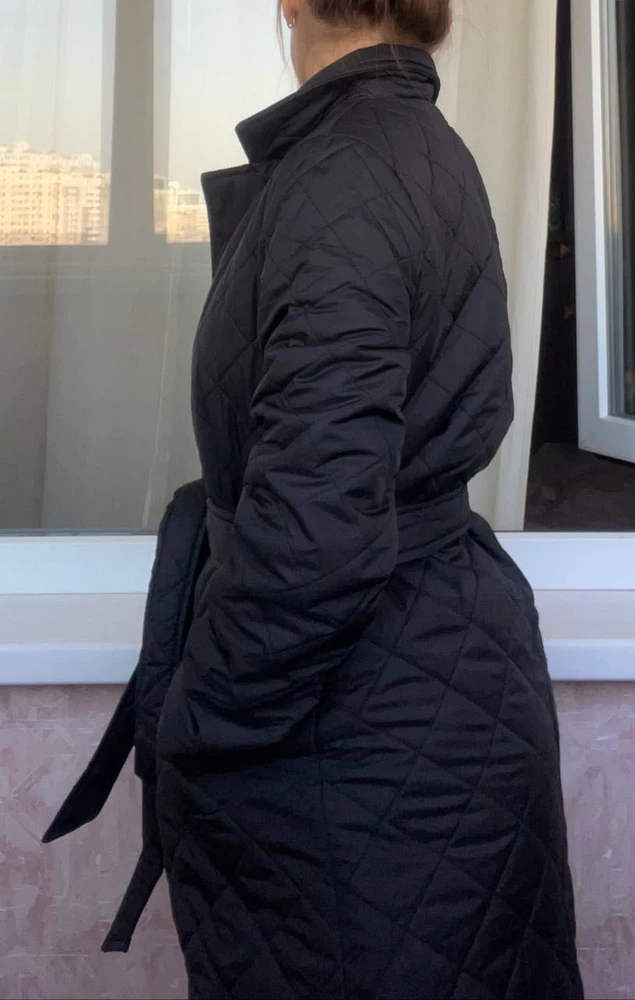 Очень красивое и аккуратное пальто. Строчек много, а все ровные, добротные. Выглядит элегантно, практично. Рекомендую!